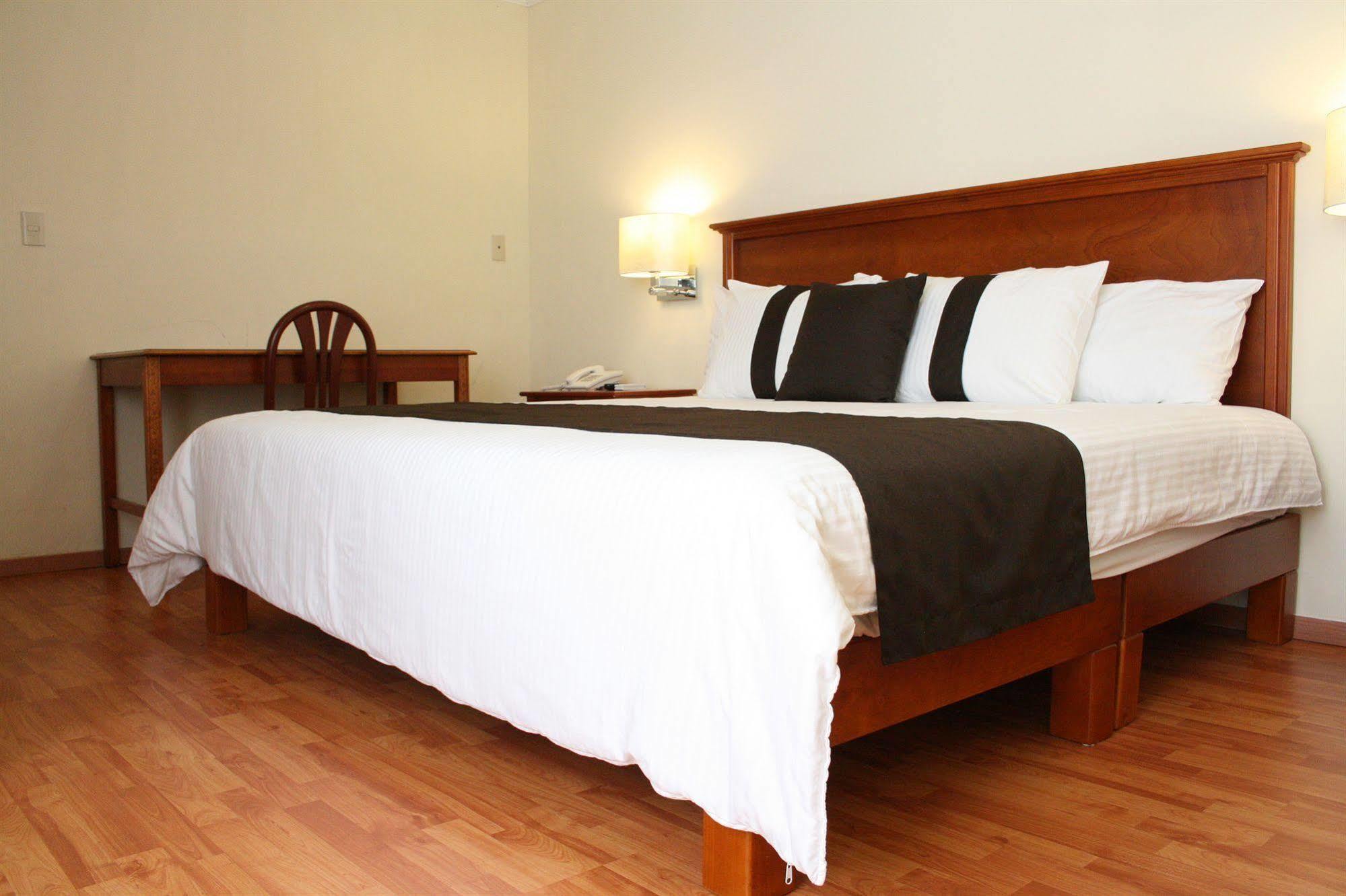 Del Marques Hotel And Suites Гвадалахара Экстерьер фото